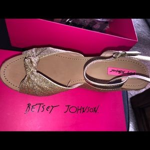 NWT Betsey Johnson Gold Glitter Wedge size 9.5